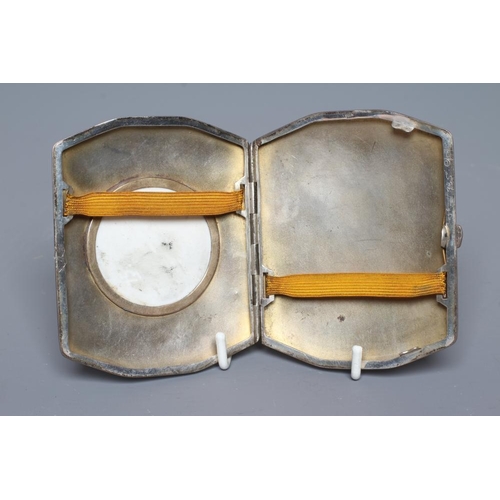 97 - A CONTINENTAL CIGARETTE CASE stamped 830S, early 20th century, of shaped oblong form, the fascia ins... 