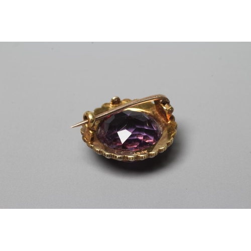 289 - AN EDWARDIAN AMETHYST AND SEED PEARL BROOCH, the circular facet cut amethyst collet set to a border ... 