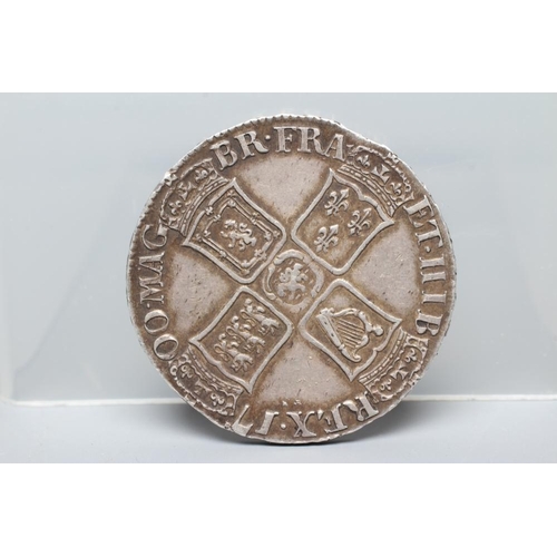 224 - A WILLIAM III HALF CROWN, 1700, 14.9g (Est. plus 24% premium inc. VAT)