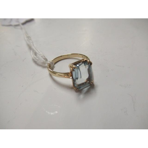 192 - AQUAMARINE AND 9CT GOLD RING 2.5g GROSS