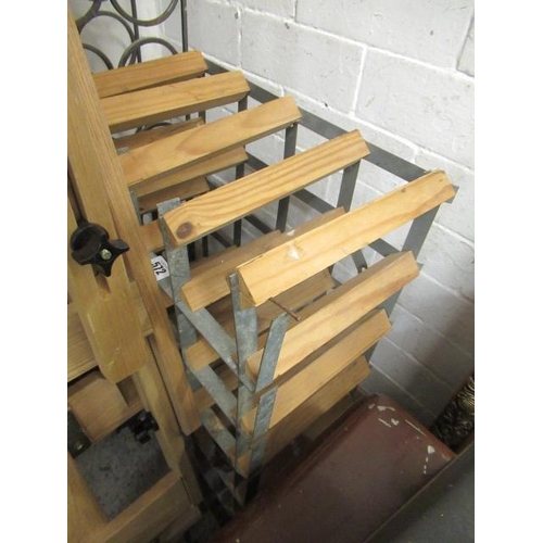 572 - METAL AND WOODEN WINE RACK