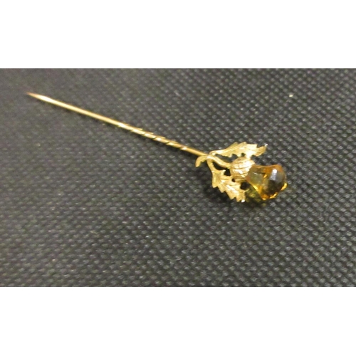 30 - 9CT GOLD AND CITRINE THISTLE TOP STICK PIN 1.4g