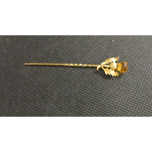 30 - 9CT GOLD AND CITRINE THISTLE TOP STICK PIN 1.4g