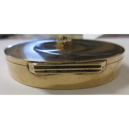 115 - A CARTIER ART DECO 9CT GOLD CIRCULAR COMPACT, London 1945, the concentric circle engine turned cover... 