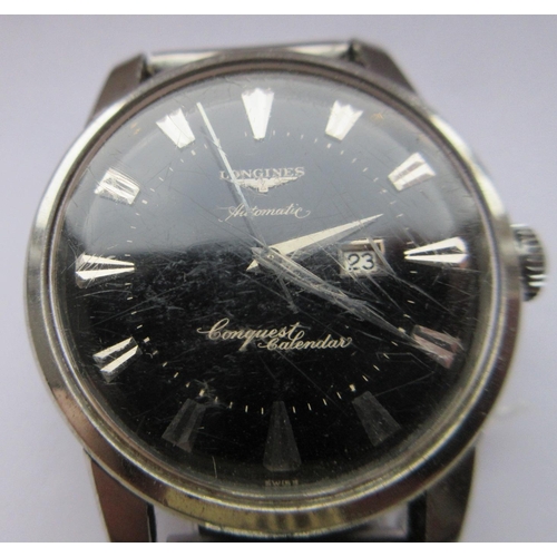 264 - A GENTLEMAN'S LONGINES AUTOMATIC CONQUEST CALENDAR WRISTWATCH, the black dial with applied silvered ... 