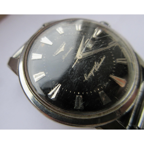 264 - A GENTLEMAN'S LONGINES AUTOMATIC CONQUEST CALENDAR WRISTWATCH, the black dial with applied silvered ... 