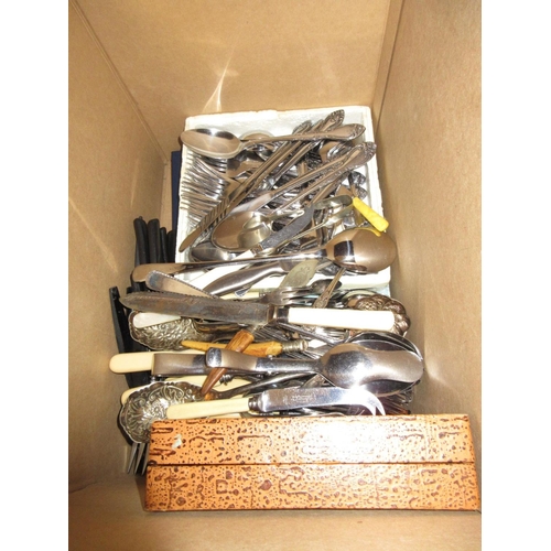 318 - BOX OF CASED AND LOOSE CUTLERY