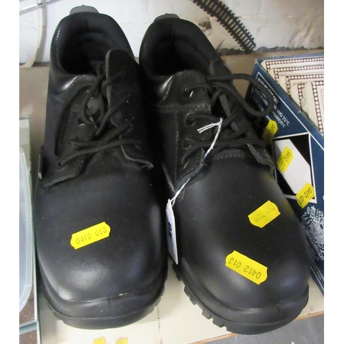 40 - PAIR OF BLACK LEATHER REINFORCED WORK SHOES SIZE 8