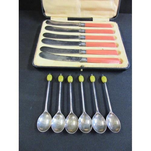 260 - SIX SILVER COFFEE BEAN TOP SPOONS AND CASED SET OF EPNS BUTTER KNIVES