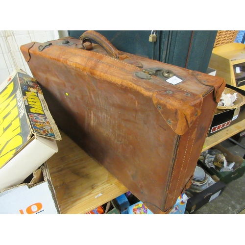 454A - VINTAGE LEATHER SUITCASE