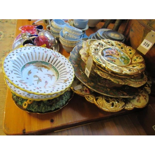 327 - QUANTITY OF VINTAGE CERAMICS, PLATES AND PLAQUES