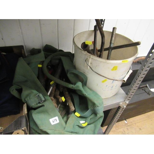 471 - HOLDALL AND A TUB OF HANDTOOLS