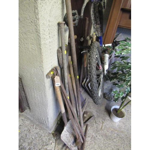 494 - QUANTITY OF VINTAGE AND LATER GARDEN TOOLS