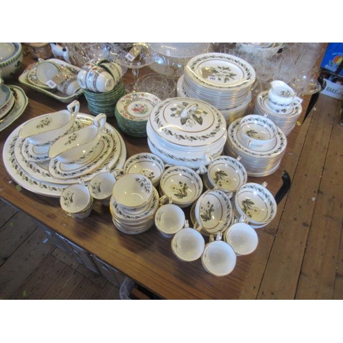 146 - QUANTITY OF ROYAL WORCESTER BERNINA PATTERN DINNER SERVICE