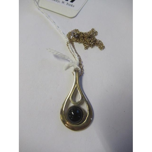 217 - 9CT GOLD ONYX PENDANT ON 9CT CHAIN 5.2g gross