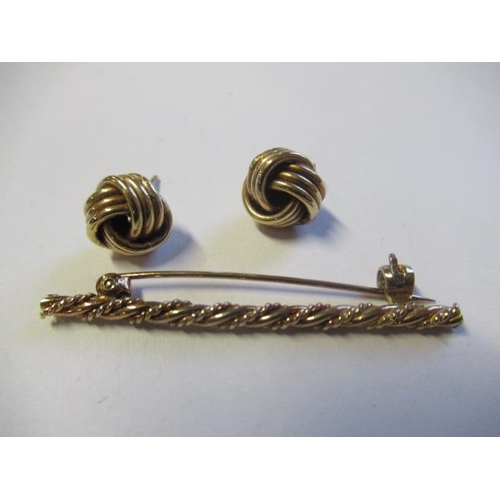 221A - PAIR OF 9CT GOLD KNOT EAR STUDS AND 9CT BAR BROOCH 4.2g TOTAL