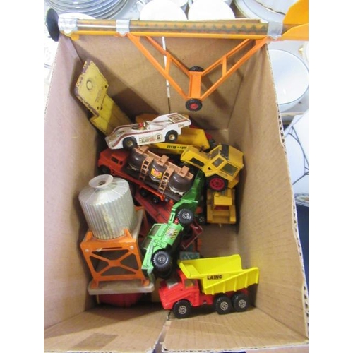 424 - BOX OF DIECAST CARS AND TRUCKS ETC