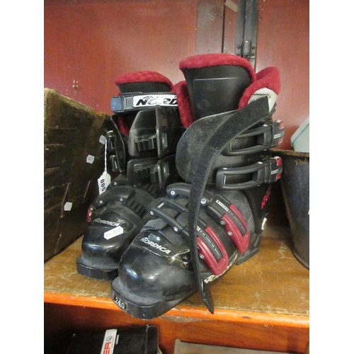 500 - PAIR OF NORDICA SKI BOOTS