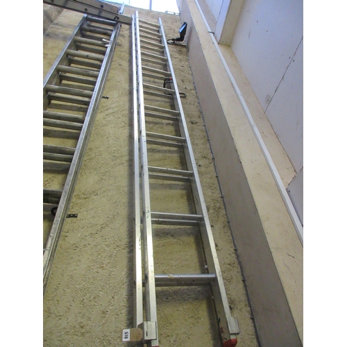 570 - SET OF ALUMINIUM EXTENDING LADDERS