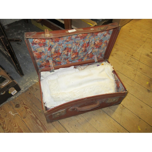 535 - VINTAGE SUITCASE OF LINEN