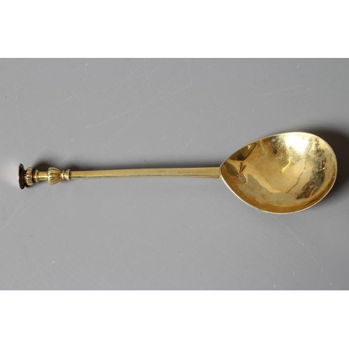 120 - A CHARLES I SEAL TOP SPOON, c.1625, the fig bowl marked with a flower head in dot border, the revers... 