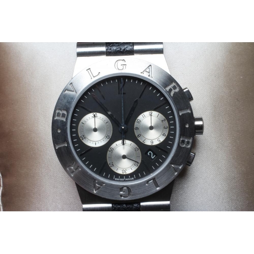 156 - A GENTLEMAN'S BVLGARI DIAGONO SPORTS CHRONOGRAPH, the black triple dial with date aperture at 4.30, ... 