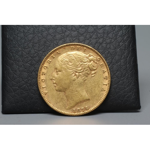 184 - A VICTORIA YH SOVEREIGN, 1874, shield back, 7.9g (Est. plus 20% premium)