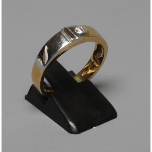 189 - A GENTLEMAN'S 18CT BI-COLOUR GOLD WEDDING RING, the reeded buckle set with a brilliant cut diamond o... 