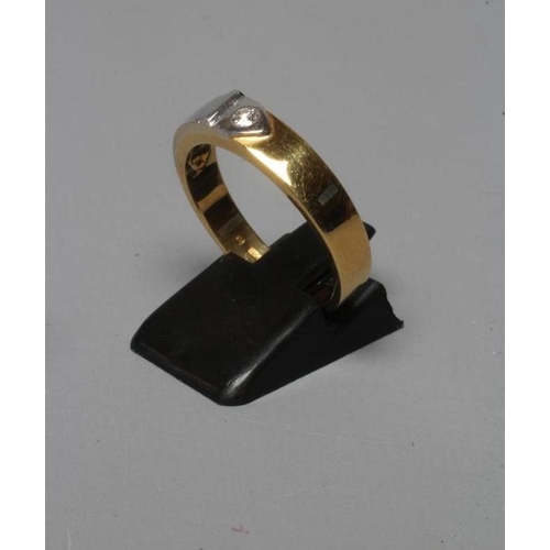 189 - A GENTLEMAN'S 18CT BI-COLOUR GOLD WEDDING RING, the reeded buckle set with a brilliant cut diamond o... 