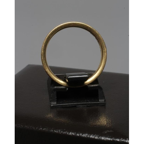 197 - AN 18CT GOLD WEDDING RING with central bead casting, London 2001, sponsor Mappin & Webb, size N, 3.8... 