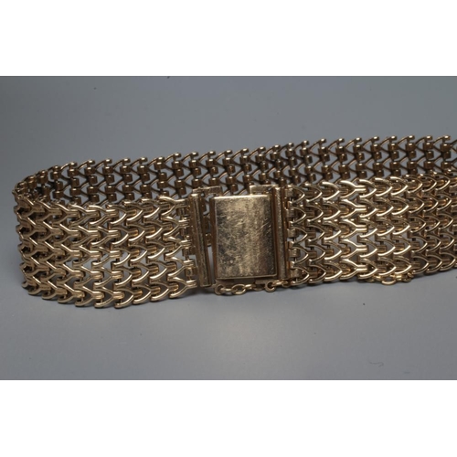 199 - A 9CT GOLD FANCY CHAIN LINK BRACELET with clip clasp and safety chain, Birmingham 1979, 19.7g (Est. ... 