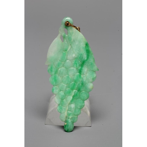 256 - A CHINESE JADE PENDANT carved in low relief as a bunch of grapes, with unmarked metal bale (Est. plu... 