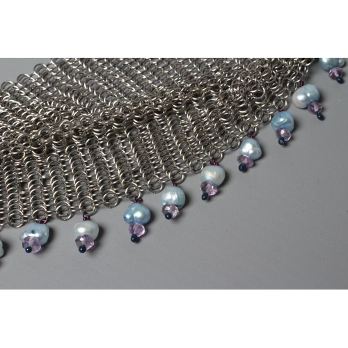 317 - A MODERN SILVER CHAINMAIL LOOP 'SCARF' NECKLACE by Hamilton & Inches, Edinburgh 2000, the single 'tw... 