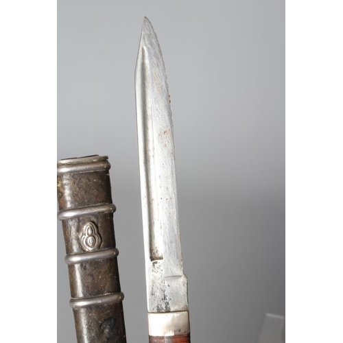 393 - AN INTERESTING JAPANESE FIGHTING KNIFE, the 6 3/4