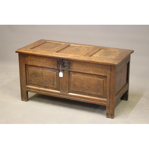 831 - A SMALL JOINED OAK PANELLED COFFER, first half 18th century, the triple panel hinged lid with moulde... 