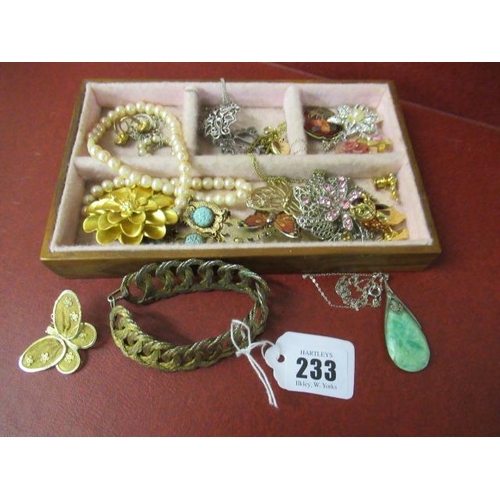 233 - TRAY OF VINTAGE COSTUME JEWELLERY INCLUDING SILVER BROOCH