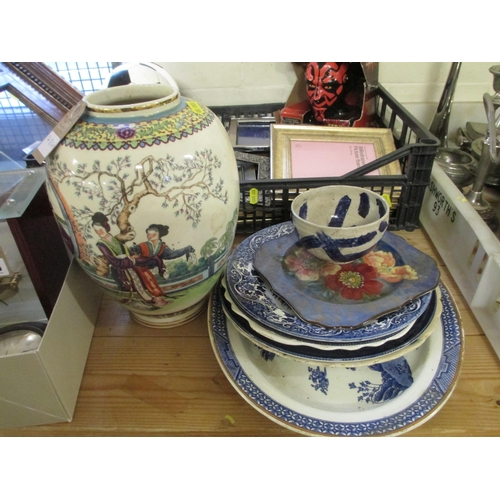 486A - ORIENTAL VASE AND PLATES