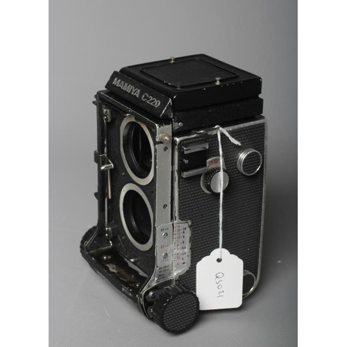 487 - A MAMIYA C220 CAMERA with Mamiya-Sekor 1:4.5 f=18cm dual lens (Est. plus 24% premium inc. VAT)