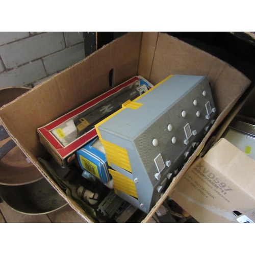 BOX OF TRAIN MODELS AND CARRIAGES ETC