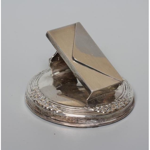 141 - OF PHILATELIC INTEREST - AN EDWARDIAN NOVELTY DESK CLIP/PAPERWEIGHT, maker's mark rubbed, London 190... 