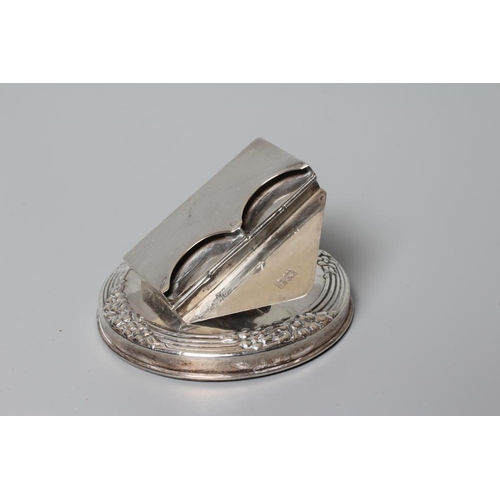 141 - OF PHILATELIC INTEREST - AN EDWARDIAN NOVELTY DESK CLIP/PAPERWEIGHT, maker's mark rubbed, London 190... 