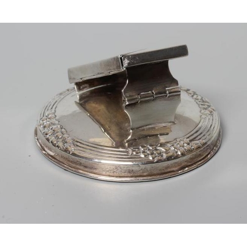 141 - OF PHILATELIC INTEREST - AN EDWARDIAN NOVELTY DESK CLIP/PAPERWEIGHT, maker's mark rubbed, London 190... 