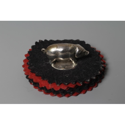 150 - AN EDWARDIAN SILVER NOVELTY PIG PEN WIPE by Sampson Mordan, Chester 1908, 1 1/4