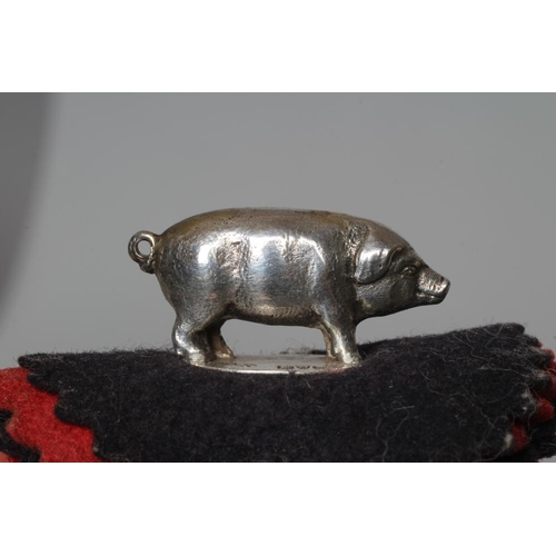 150 - AN EDWARDIAN SILVER NOVELTY PIG PEN WIPE by Sampson Mordan, Chester 1908, 1 1/4