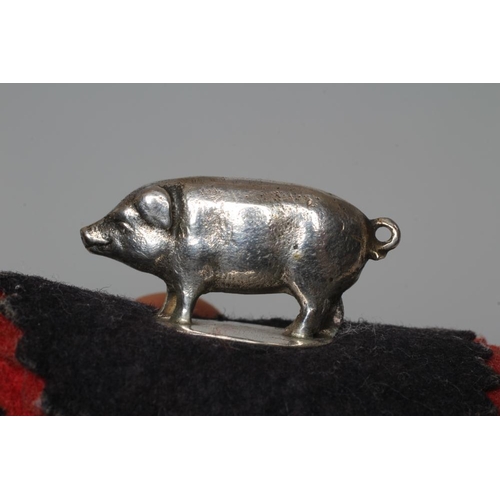 150 - AN EDWARDIAN SILVER NOVELTY PIG PEN WIPE by Sampson Mordan, Chester 1908, 1 1/4