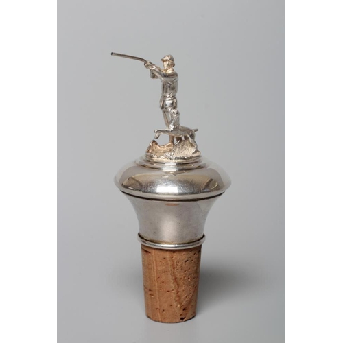 155 - AN ELIZABETH II SILVER NOVELTY FIGURAL BOTTLE STOPPER, maker's mark DB, Birmingham 1994, cast as a g... 