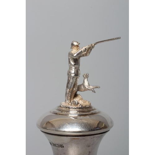 155 - AN ELIZABETH II SILVER NOVELTY FIGURAL BOTTLE STOPPER, maker's mark DB, Birmingham 1994, cast as a g... 