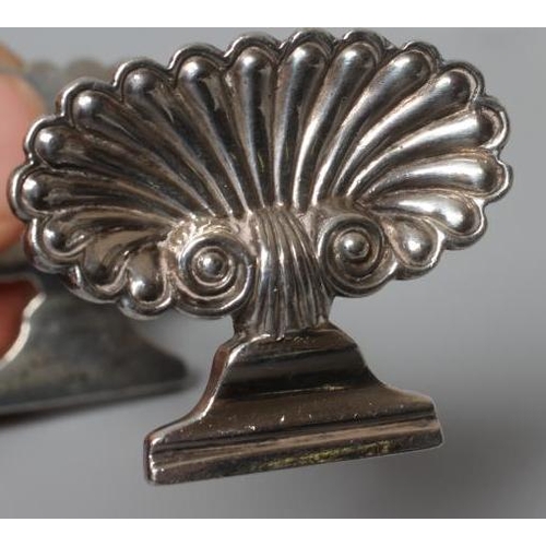 170 - A PAIR OF GEORGE IV SILVER KNIFE RESTS by Emes & Barnard, London 1821, with escallop shell end stand... 