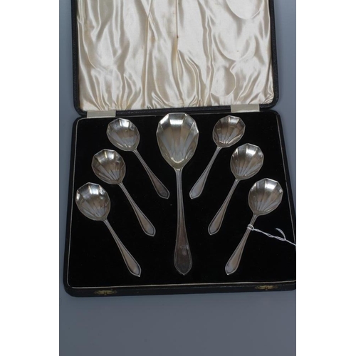 193 - A SET OF SIX GEORGE V SILVER ART DECO FRUIT SPOONS WITH MATCHING SERVER by Viners, Sheffield 1933, 8... 
