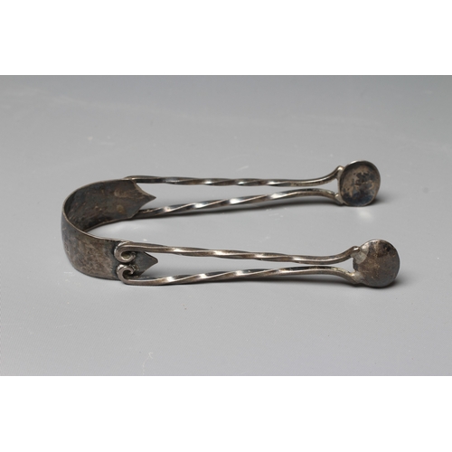 105 - A PAIR OF GEORGE V SILVER ARTS AND CRAFTS SUGAR TONGS by A E Jones, Birmingham 1915, the oval bowls ... 